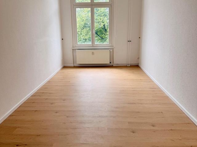 Helle, großzügig geschnittene 2 Zimmer Wohnung