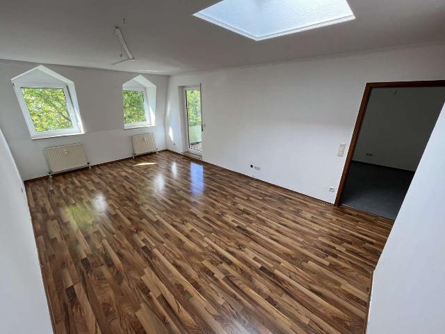 Helle, grosszügige 4 Zi. DG Wohnung *Nähe S Bahn Favoritepark
