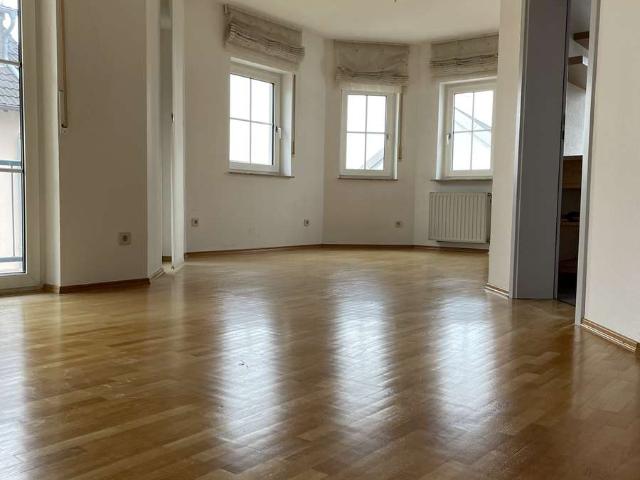 Helle, großzügige 3 Zimmer Wohnung mit zwei Balkonen, hochwertigem Parkett und Einbauküche
