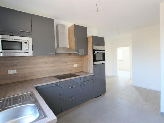 Helle, großzügige 3 Zimmer Wohnung, mit Balkon und Stellplatz!