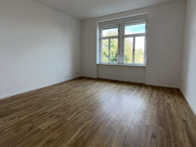 Helle & großzügige 3 Zimmer Wohnung auf ca. 105 m² in zentraler Lage von Neustadt