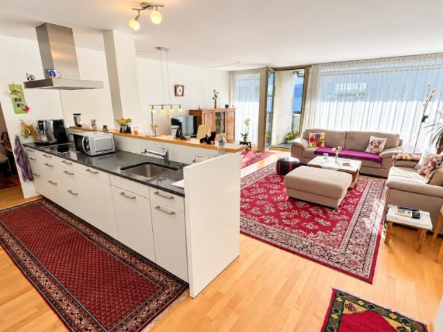 Helle, grosszügige Familienwohnung, urbaner Komfort trifft auf naturnahes Wohnen