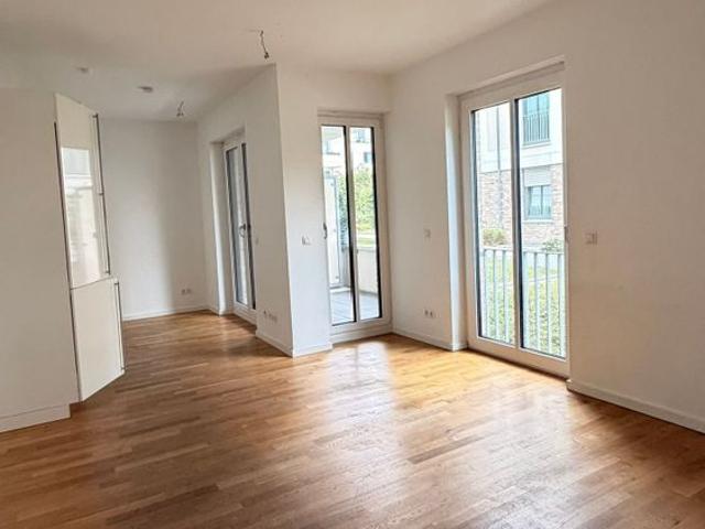 Helle Hochparterre 2 Zimmer Wohnung mit großem Balkon und Einbauküche