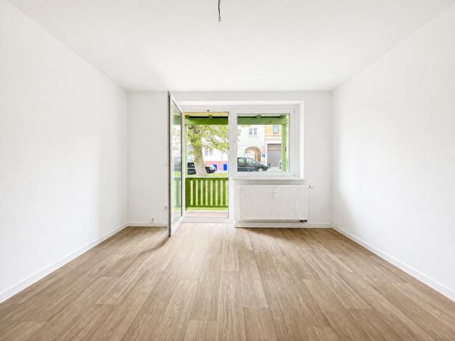 Helle Hochparterre Wohnung: Frisch renoviert, Balkon & gepflegte Grünflächen