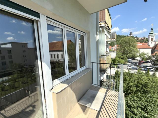Helle Innenstadt Wohnung mit Balkon Blick auf Uhrturm