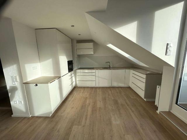 Helle kernsanierte 3,5 Zimmer Dachgeschosswohnung in München Moosach