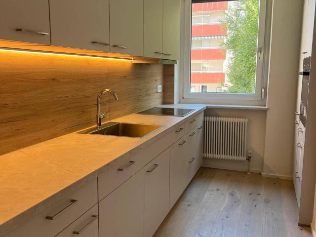 Helle, kernsanierte 4 Zimmer Wohnung mit Loggia in ruhiger Lage