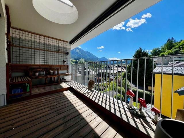 HELLE LOGGIA MIT VIEL SONNE UND PRIVATSPHÄRE, ZENTRAL GELEGEN