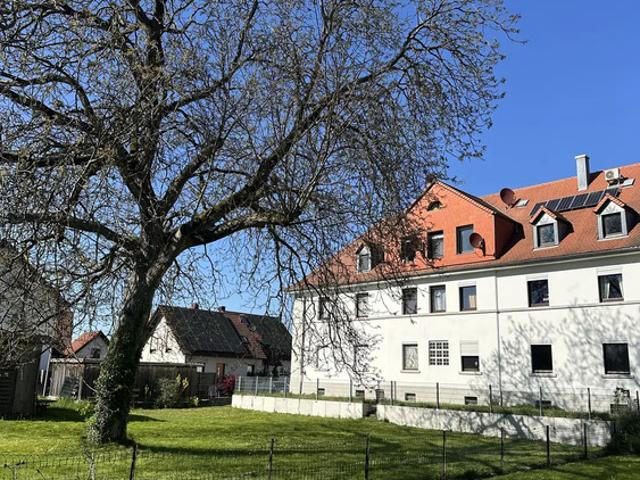 Helle Maisonette mit Dachspitze und Stellplätzen