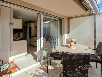 Helle Maisonette in Nyon mit Terrasse, Nebengebäude und privatem Aufzug