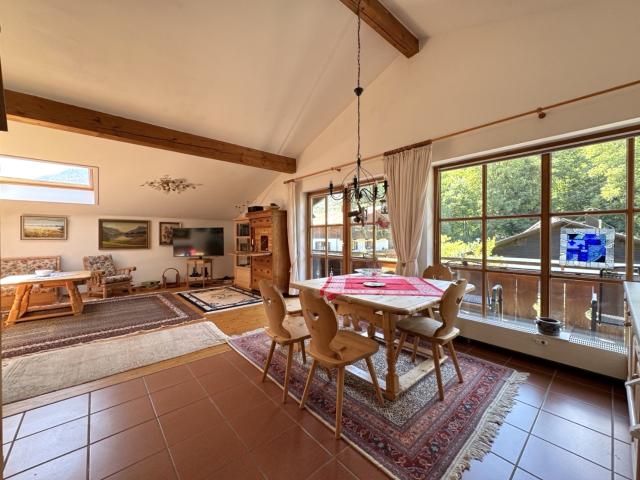 Helle, möblierte 3 Zi. DG ETW mit extra Dusche, herrlichem Bergblick Balkon, Kellerraum und TG Stpl