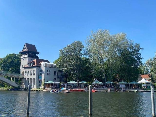 Helle möblierte 1,5 Zi. Wohnung nahe Spree 10 Min. Schlafnische, 2 Sofas, WLAN, Arbeitsplatz, gute Anbindung ins Zentrum, Vermietung für 6 Monate