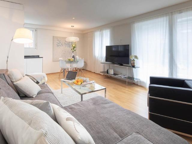 Helle, möblierte 2.5 Zimmer Attikawohnung mit Balkon in Zürich Wiedikon