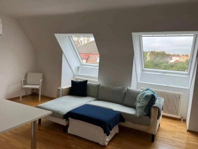 Helle möblierte DG Wohnung mit Klimagerät und Parkplatz