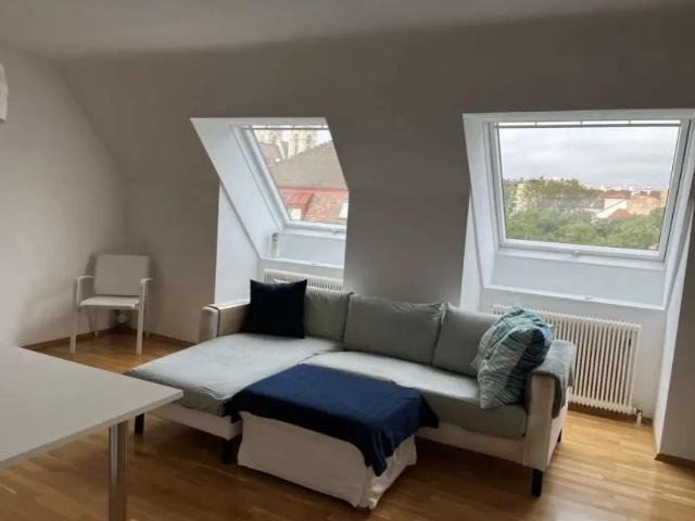 Helle möblierte DG Wohnung mit Klimagerät und Parkplatz