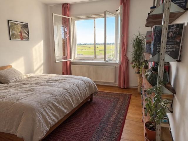 Helle, möblierte Wohnung mit tollem Blick übers Tempelhofer Feld