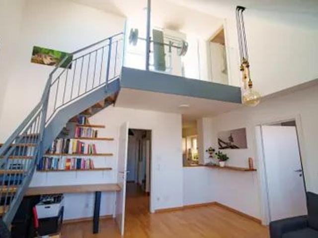 Helle, moderne Dachgeschoßwohnung, 2 Min. U3 Enkplatz