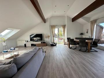 Helle moderne Dachgeschosswohnung in Traumlage