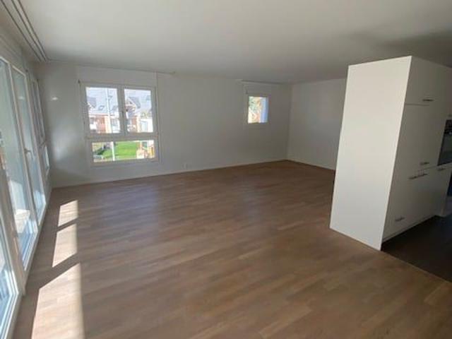 helle, moderne Wohnung mit grossem Balkon