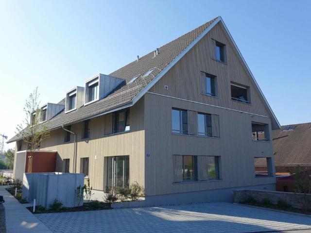 helle, moderne Wohnung mit Sitzplatz und Loggia