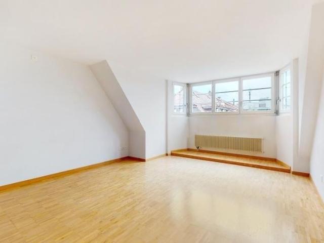 Helle, moderne 2.5 Zimmer Dachwohnung