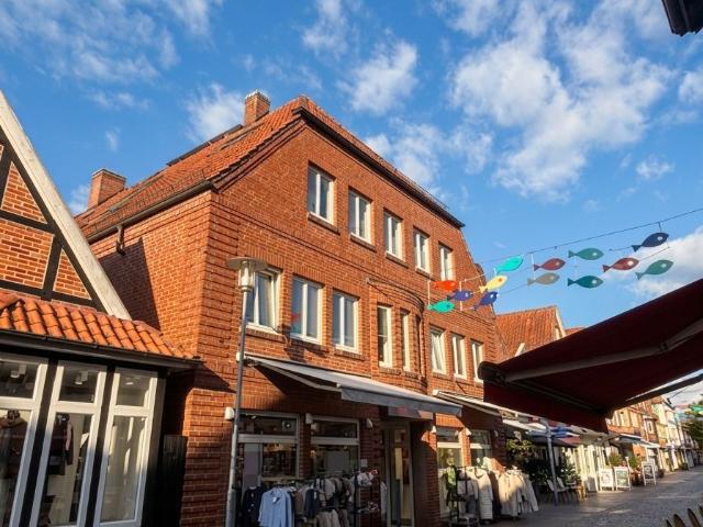 Helle & Moderne 2 Zimmer Wohnung mit Balkon in der Fußgängerzone von Plön zu vermieten!