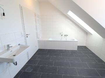 Helle moderne 3 Zi. DG Wohnung mit Dachloggia