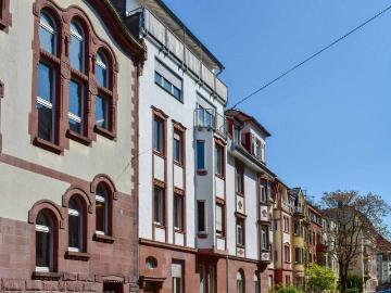 Helle modernisierte Dachgeschoss Maisonette 4,5 Zimmer, 2 Tgl. Bäder, Dachterrasse, Balkon, Keller