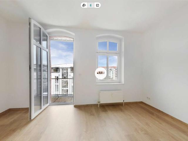 Helle, modernisierte 2 Zimmer Wohnung mit Balkon & Einbauküche – Altstadtnähe, ab sofort