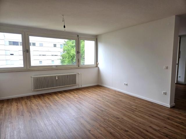 Helle, neu renovierte 2 Zimmer Wohnung mit Balkon und Tiefgarage
