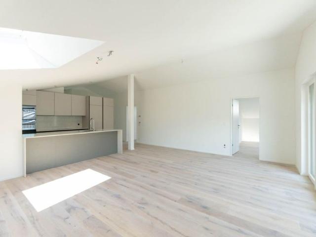 Helle, neue luxuriöse 3½ Zimmer Wohnung E7 im DG mit grossem Balkon