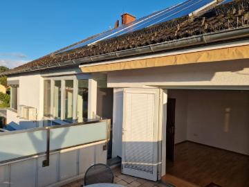 HELLE OBERGESCHOSSWOHNUNG MIT TERRASSE UND ÜBERDACHTEM PARKPLATZ