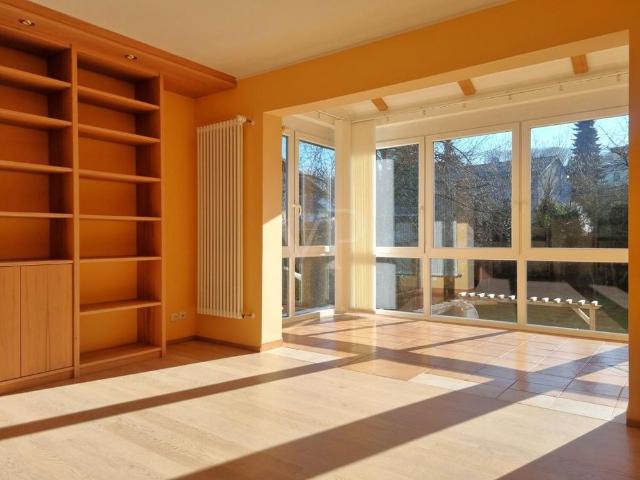 Helle Obergeschosswohnung mit Wintergarten, Einbauküche und viel Stauraum