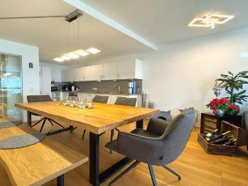 Helle Obergeschosswohnung mit Balkon