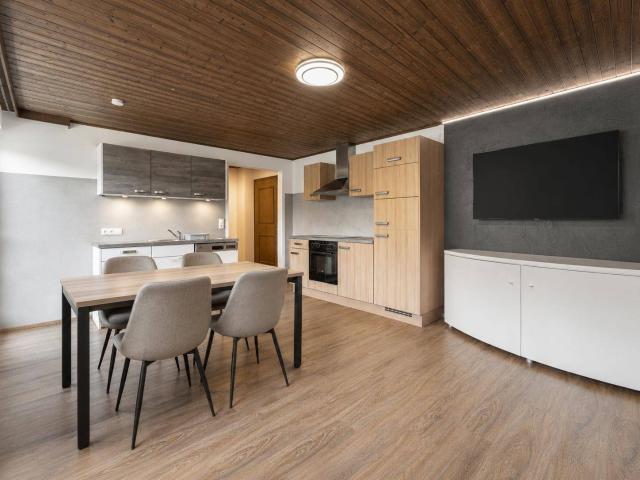 Helle Obergeschosswohnung mit großzügigem Raumangebot 06823