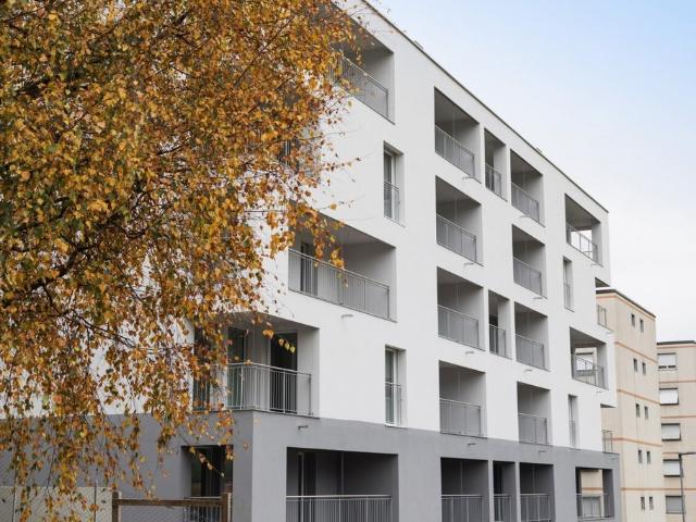 Helle Räume mit Terrasse und allen Dienstleistungen direkt zur Hand