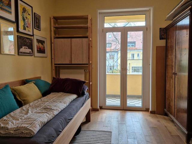 helle renovierte Altbauwohnung mit Balkon und Garten nähe
