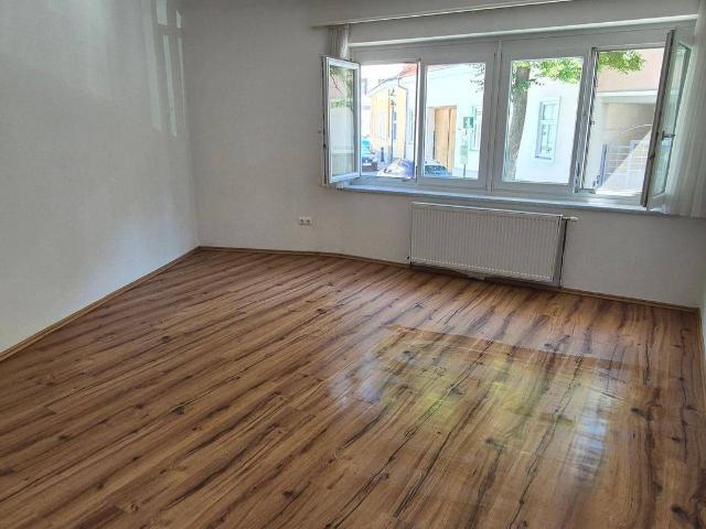 Helle, renovierte und großzügig geschnittene 3 Zimmer Wohnung in Top Lage von Privat