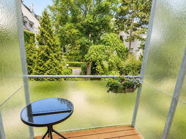 Helle, renovierte 2 Zimmer Wohnung. Provisionsfrei. Haustiere erlaubt. Neue Küche, Loggia und Grünblick, Gemeinschaftsgarten, 12 Bezirk, Nähe Schönbrunn sofort verfügbar