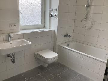 Helle, renovierte 2 Zimmerwohnung mit Sonnenbalkon sucht nette Mieter