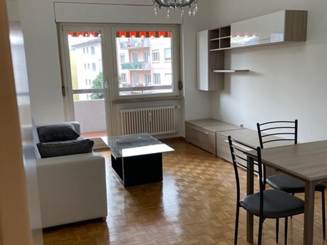 Helle renovierte 3.5 Zimmer Wohnung mit Balkon und Stellplatz in ruhiger Lage in LuganoVendiamo Appartamento rinnovato 3.5 a Lugano in ottima posizione