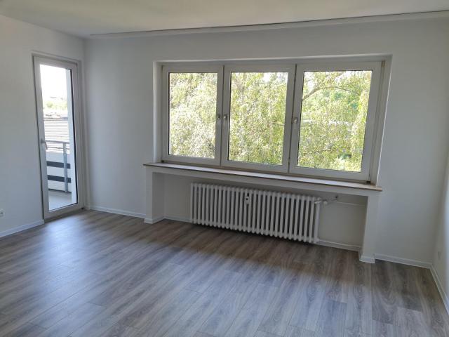 Helle renovierte 3 Zimmer Wohnung mit Balkon zu vermieten!*3. OG* 300€ Wunschgutschein inkl.