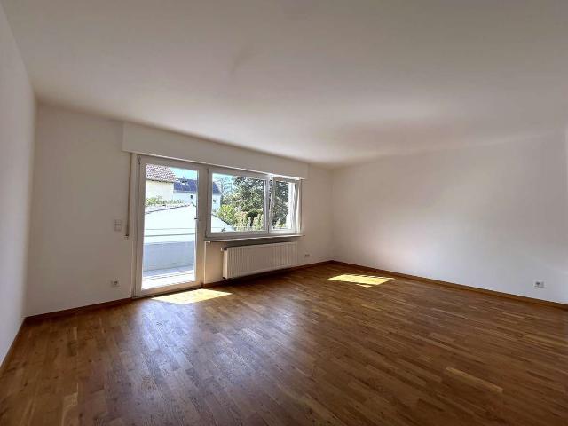 Helle, renovierte 3 Zimmer Wohnung mit großem Südbalkon, EBK, Echtholzparkett & Garage
