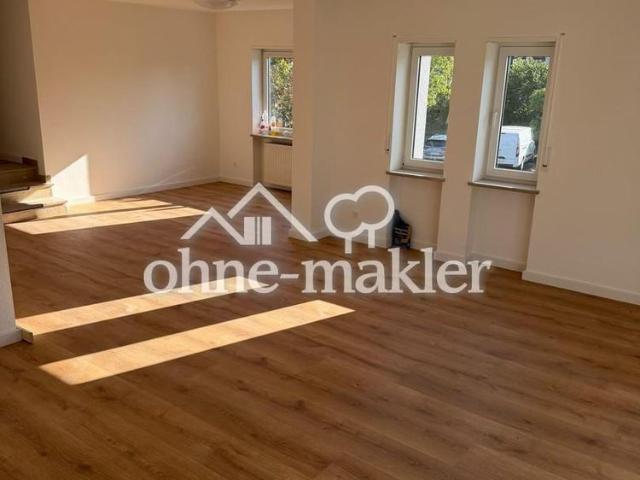 Helle renovierte 4 Zimmer Wohnung mit Balkon, Einbauküche & 2 Stellplätzen