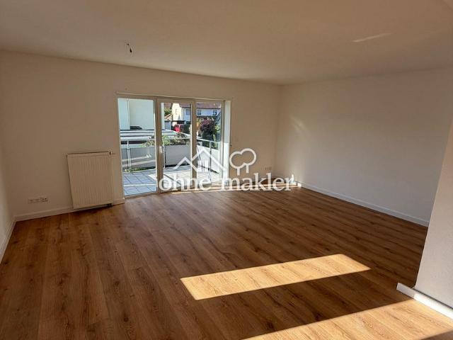 Helle renovierte 4 Zimmer Wohnung mit Balkon, Einbauküche & 2 Stellplätzen