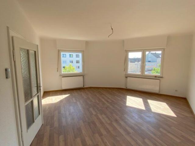 Helle renovierte 4 ZKB Wohnung in verkehrsgünstiger Lage