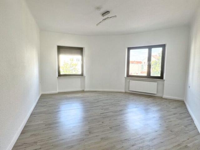 Helle renovierte 4 ZKB Wohnung mit Balkon in verkehrsgünstiger Lage