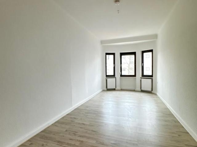 Helle renovierte 4 ZKB Wohnung mit Balkon in verkehrsgünstiger Lage