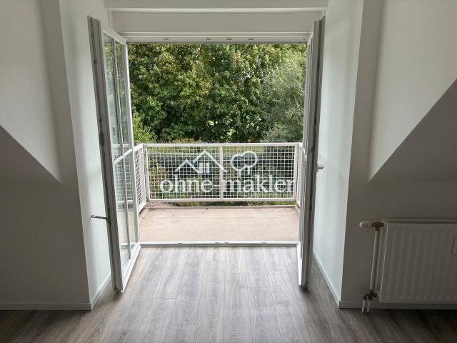Helle ruhige 2 Zimmer Dachwohnung im 1.OG mit Blick ins Grüne, Einbauküche, großer Balkon