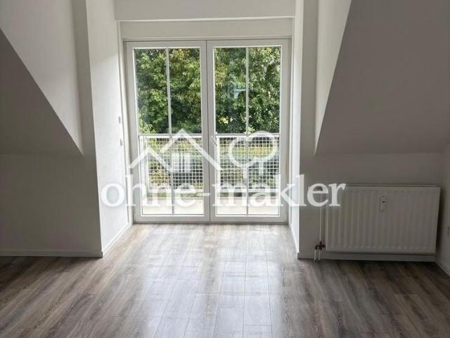 Helle ruhige 2 Zimmer Dachwohnung im 1.OG mit Blick ins Grüne, Einbauküche, großer Balkon